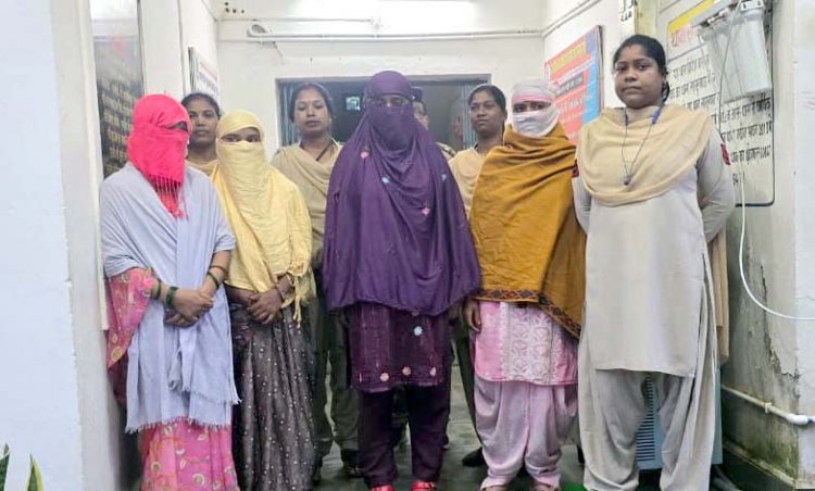 फर्जी अनुसूची लगाकर नौकरी करने वाली आंगनबाड़ी सहायिकाएं।