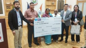 दुर्घटना में मृत आरक्षक विक्रम के परिवार को मिला पुलिस सैलरी पैकेज का लाभ, मां को सौंपा गया 1 करोड़ का चेक