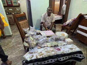 राजस्व अधिकारी के ठिकानों पर एसीबी की रेड, नकदी- जेवरात, वाहन समेत संपत्ति का खुलासा