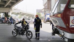 नेहरू नगर चौक पर फायर ब्रिगेड के वाहन ने बाइक सवार को पीछे से मारी ठोकर, 2 घायल