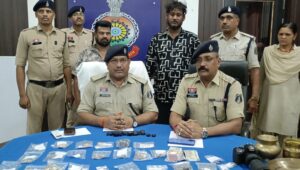 सूने मकानों से ज्वैलरी चोरी कर भिलाई के व्यापारी के पास रखा था गिरवी, पुलिस ने 3 आरोपी सहित ज्वेलरी संचालक को किया गिरफ्तार, 1600 CCTV फुटेज खंगालने के बाद पुलिस को मिली सफलता