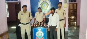 अछोटी में अवैध शराब बिक्री करते आरोपी गिरफ्तार, 31 पौवा देशी शराब जब्त