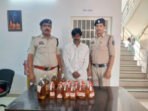 20 बोतल अवैध शराब के साथ आरोपी गिरफ्तार