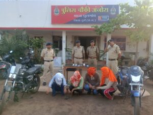 मोबाइल झपटमार गिरोह चढ़ा पुलिस के हत्थे, 3 नाबालिग सहित 8 गिरफ्तार