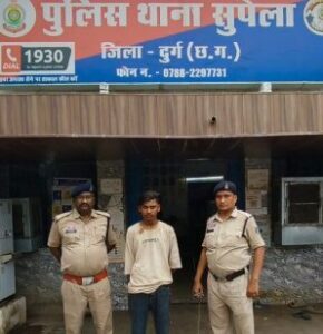 भिलाई शहर के बीचोबीच स्कूली बच्चों को डरा धमकाकर चाकू की नोंक पर मोबाइल लूटने वाले एक आरोपी और नाबालिग को पुलिस ने पकड़ा, जानिए कहां का है पूरा मामला…
