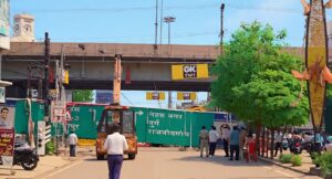 शहर से अवैध अतिक्रमण हटाने पुलिस और जिला प्रशासन का संयुक्त अभियान, सड़क किनारे संचालित अवैध ठेलों, होर्डिंग्स और दुकानों पर कार्रवाई