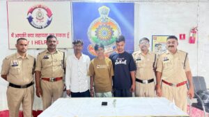 भिलाई के सेक्टर 1 में चाकू अड़ाकर युवक युवती से मोबाइल लूटने वाले 3 बदमाशों को पुलिस ने पकड़ा