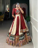 Navratri Fashion Trends: इस बार गरबा नाइट्स में छाएंगे ये कलर्स और डिज़ाइन्स, जानें आपके बजट में क्या है बेस्ट