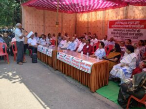 पेंशन-ग्रेच्युटी बहाली के लिए कल्याण कॉलेज के सामने व्यथित प्रोफेसर्स का प्रदर्शन, सपोर्ट में उतरे एक्स स्टूडेंट्स, सौंपा ज्ञापन