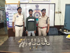 भरोसे का फायदा उठाकर रिश्तेदार के घर से सोने चांदी की चोरी, पुलिस ने आरोपी को 24 घंटे में पकड़ा, 60,000 रुपए के जेवर बरामद
